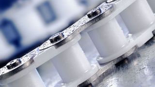 Hybridketten sind in einer Kombination aus Edelstahl und Kunststoff gefertigt. Das Kettengelenk ist quasi selbstschmierend und ein Schmiermittels daher nicht nötig. (Bild: Tsubaki)