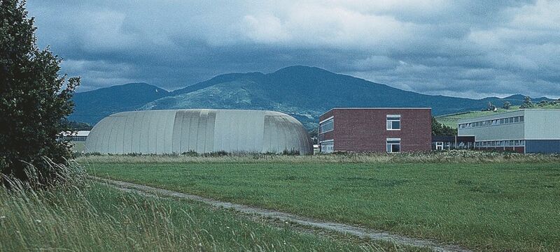 1971: Umzug von Nellingen nach Müllheim. Die geplanten neuen Produktionshallen sind noch nicht verfügbar, und so entstehen Antriebe eine Zeitlang buchstäblich ‘unter Druck’, genaugenommen unter dem Überdruck einer Traglufthalle. (Auma)
