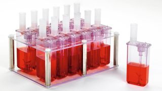 Abb. 1b: Die Mikrobioreaktoren in ihrem Rack (Bild: Sartorius)