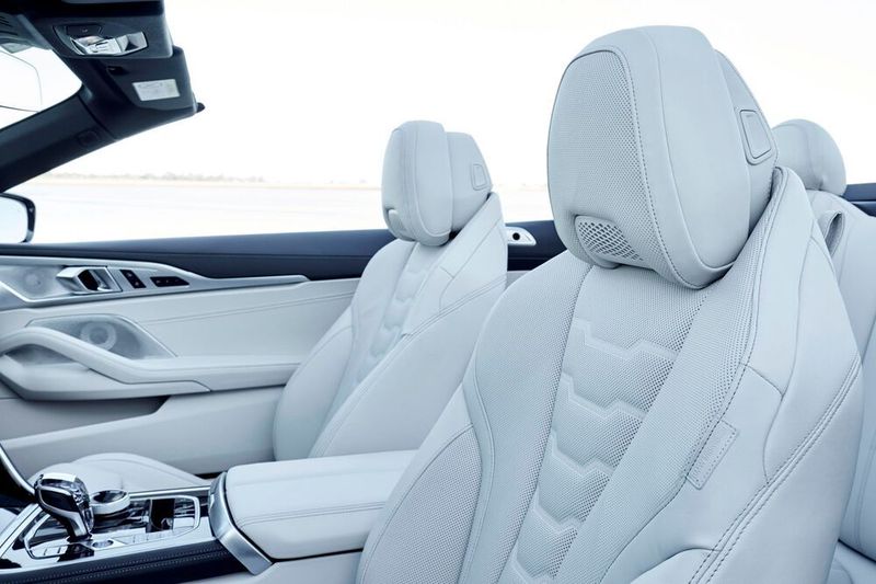 Die Vordersitze im 8er Cabriolet können die Fahrgäste wärmen oder kühlen. (BMW)