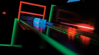 Bild 1: Bei dieser Hobelmaschine werden alle vier Seiten des Werkstücks zugleich gehobelt. (Bild: Weinig)