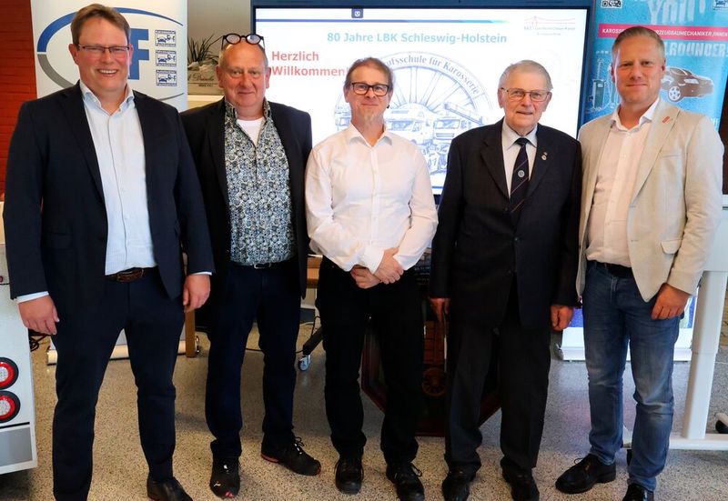 Marc-Olaf Begemann, Schulleiter des BBZ am NOK, Claudio Jöhnk, Obermeister der Landesinnung für Karosserie- und Fahrzeugbautechnik, Thomas Weber, Lehrer am BBZ am NOK, Hans-Peter Brandt und Björn Geertz, Hauptgeschäftsführer der HWK Flensburg freuten sich über die starke Entwicklung des Standorts. (Bild:  Christof Nielsen-Wegner, BBZ am NOK)