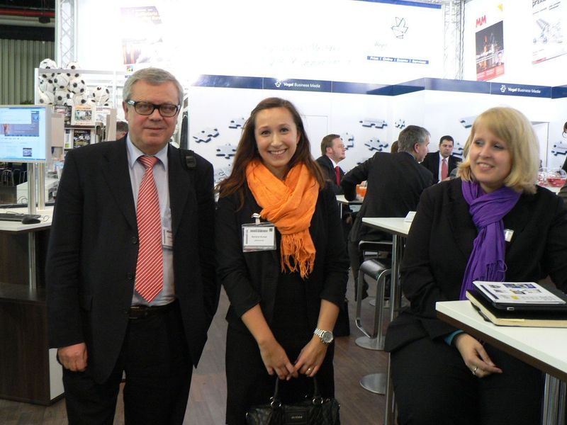 v.l. Reinhard Kluger, Redakteur elektrotechnik, Sariana Kunze, Online Redakteurin elektrotechnik, und Claudia Fick, Key Accounterin ElektronikPraxis (Archiv: Vogel Business Media)