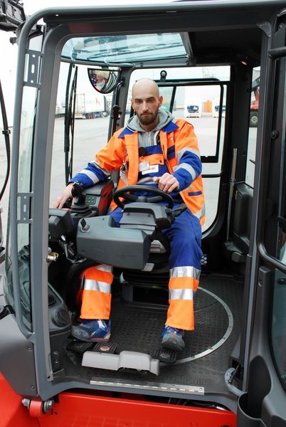 Als Option ist ein 180°-Drehsitz erhältlich, sämtliche Bedien- und Kontrollelemente schwenken mit – der Lenkdrehsinn ändert sich automatisch. (Bild: Kalmar)