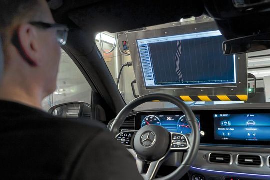 Der Bildschirm vor der Windschutzscheibe zeigt dem Versuchsfahrer den exakten Testverlauf an.(Bild:  © Daimler AG)
