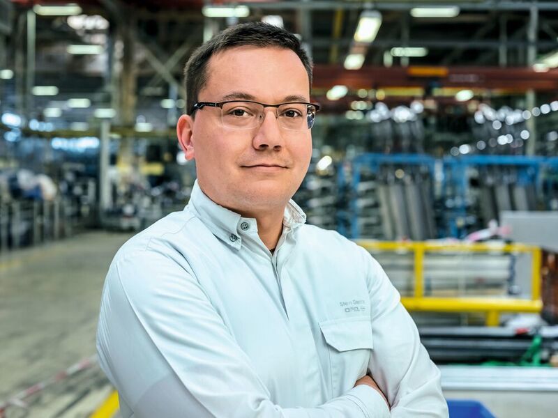 Vor 23 Jahren mit einer Ausbildung zum Elektroniker gestartet, ist Steve Geinitz heute verantwortlich für den Einsatz zukunftsweisender Cobot-Lösungen im Opel-Werk Eisenach. (Marcel Krummrich / UR)