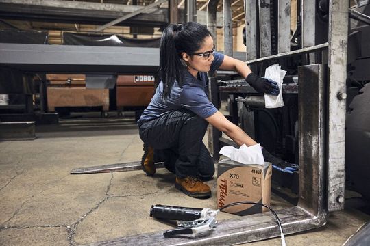 Aufgrund der weichen Textur und verbesserten Saugfähigkeit lassen sich laut Hersteller leichte Verunreinigungen auf industriellen Oberflächen mit den Wyp-All-L40-Reinigungstüchern wesentlich schneller beseitigen, als mit herkömmlichen Allzwecktüchern. (Bild:  Eli Meir Kaplan/Kimberly-Clark GmbH)