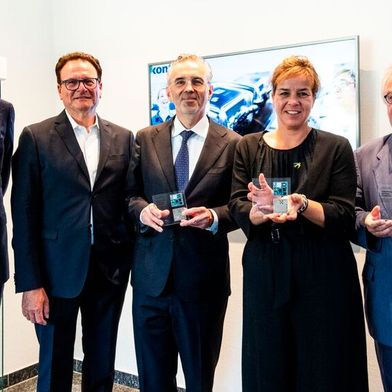Mona Neubaur, Ministerin für Wirtschaft, Industrie, Klimaschutz und Energie des Landes Nordrhein-Westfalen, und Thomas Jarzombek, Parlamentarischer Staatssekretär im Bundesministerium für Digitales und Staatsmodernisierung, besuchten den Standort in Düsseldorf. (Bild: Kontron AG)