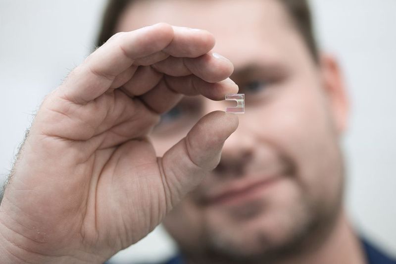 Neben Linsen fertigt die Fisba auch Prismen, deren nachträgliche Bearbeitung, die Form- und Lagequalität ebenfalls mit Zeiss Micura geprüft wird. (Zeiss)