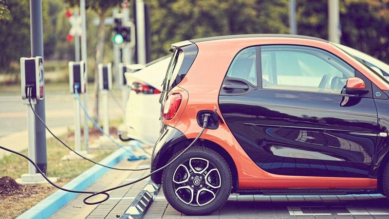 Kfz-Betriebe, die auf ihrem Gelände Ladesäulen installiert haben, können dafür unter bestimmten Voraussetzungen eine THG-Prämie erhalten. Bei der Beantragung hilft die brancheneigene Plattform Geld-für-eAuto.de.(Bild:  gemeinfrei /  Pixabay)