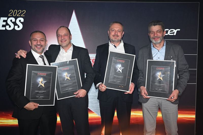 Die Sieger in der Kategorie „Workplace & Mobility“: Ecevit Güneser, Tarox (Gold), Sven Buchheim, bluechip (Gold), Volker Kaps, Wortmann (Platin), und Volker Rühlicke, Aquado (Gold) (Bild: Hannes Magerstädt)
