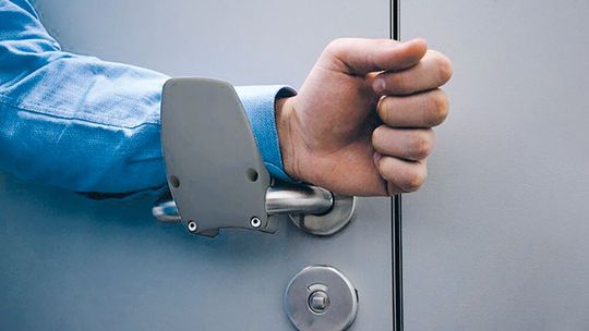 Der Handfrei-Türöffner kann ohne Bohren einfach und schnell an jeder gängigen Türklinke angebracht werden. Der Handfrei-Türöffner kann ohne Bohren einfach und schnell an jeder gängigen Türklinke angebracht werden.