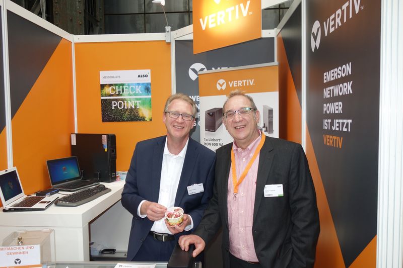 (l.) Roland Gerdes und Hardy F. Schmidt, Vertiv, genossen das Eis vom Nachbarn. (Bild: IT-BUSINESS)