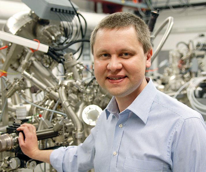 Dr. Andrey Turchanin:„Graphen-Nanomembranen sind hocheffiziente Filter, die in ihrer Wirkung auf Gase und Flüssigkeiten ganz neue Perspektiven eröffnen.“ (Bild:TU Bielefeld)