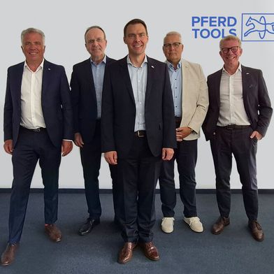 Pferd Tools aus Marienheide verabschiedet sich vom COO Klaus Kasper und begrüßt den Nachfolger Dr. Armin Küper.  Von links: CEO Jörn Bielenberg, Klaus Kasper, Dr. Armin Küper, CSO Jörg Hesse, und CFO Stefan Kroll. (Bild: Pferd Tools)