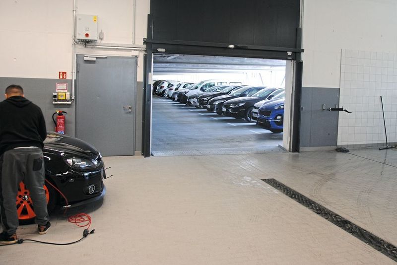 Die Zufahrt zur Werkstatt erfolgt vom Parkhaus, im zweiten Stock aber nur für niedrige Fahrzeuge.  (Baeuchle/»kfz-betrieb«)