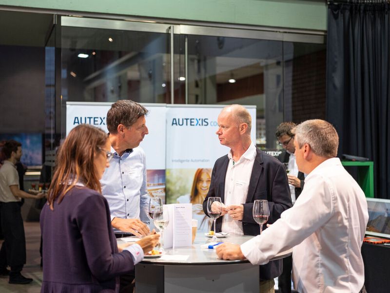 Die Swiss Industry 4.0 Conference bot zahlreiche Möglichkeiten zum Networking und an den Roundtables während der Pause konnte man das Gespräch mit den Experten suchen. (Eduard Meltzer Photography)