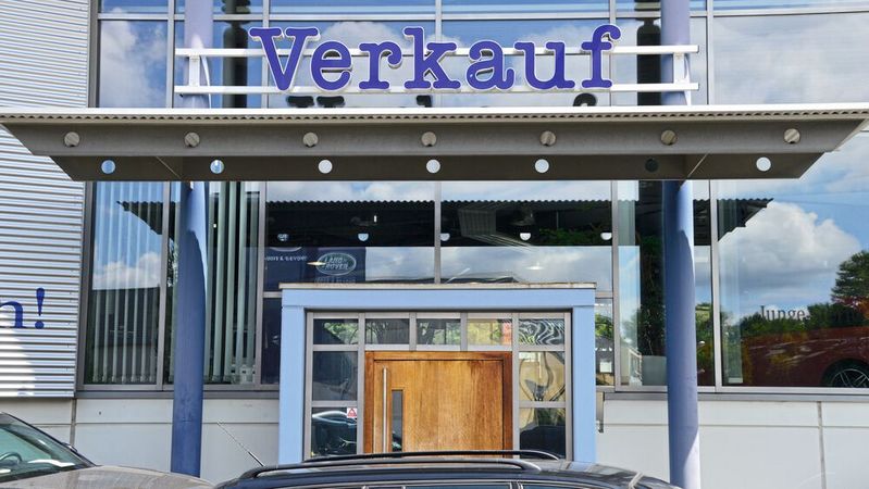 Ersparnisse und Geld aus der Inzahlungnahme des bisherigen Fahrzeugs spielen für Verbraucher eine immer größere Rolle. Das Geschäft mit Finanzierungen leidet aber trotz des hohen Zinsniveaus offenbar nicht, wie Daten aus dem neuen DAT-Report zeigen.(Bild:  Achter – VCG)