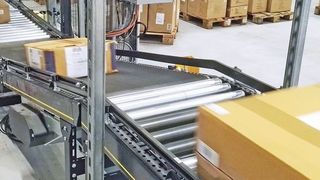 Die Systemlösung von Stöcklin umfasst eine Lagerkapazität für rund 300.000 Standardkartons mit einer Durchsatzleistung von circa 1500 Umkartons pro Stunde. (Stöcklin Logistik)