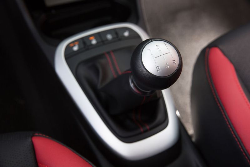 Standardmäßig gibt es ein Fünfgang-Schaltgetriebe. (Kia)