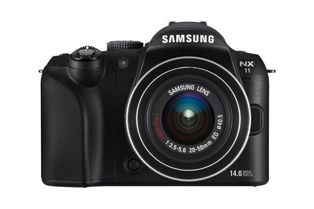Samsungs Kompaktkamera mit Wechselobjektiv NX11 arbeitet mit einem 14-Megapixel-CMOS-Sensor. Neu ist das i-Function genannte Bedienkonzept, mit dem Einstellungen auch ohne Absetzen der Kamera vorgenommen werden können. (Archiv: Vogel Business Media)