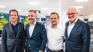 Start in eine neue Ära: (v.l.) Peter Reisacher (Inhaber und Geschäftsführer), Martin Jennissen (Geschäftsführer Müller & Klöck) Robin Herd (Geschäftsleiter von Reisacher in Landsberg) und Andreas Schlachter (Geschäftsführer der Reisacher-Gruppe).
 (Bild: Reisacher)