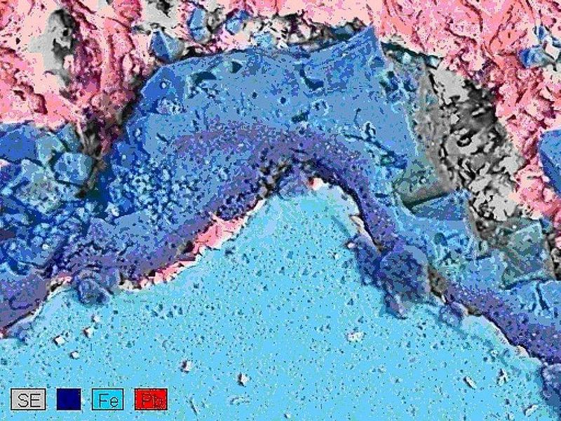 Materialprüfung am REM-Arbeitsplatz:  Bei Oberflächenuntersuchungen mit dem Rasterelektronen-Mikroskop wird gleichzeitig die chemische Zusammensetzung analysiert. Bilder: Werkstoffzentrum Rheinbach (Archiv: Vogel Business Media)