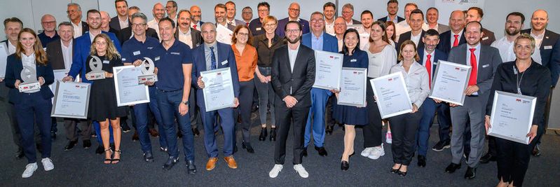 Die stolzen Gewinnerinnen und Gewinner des MM Award 2022 freuen sich gemeinsam mit der Jury über ihre Preise. Die stolzen Gewinnerinnen und Gewinner des MM Award 2022 freuen sich gemeinsam mit der Jury über ihre Preise.