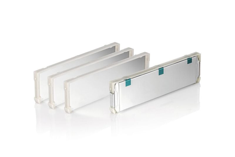 Zellrahmen für Lithium-Ionen-Zellen: Polymeranteil aus Rezyklatmaterial mit Glasfaserverstärkung in Kombination mit Metall-Kühlblechen. (Bild: Pöppelmann)