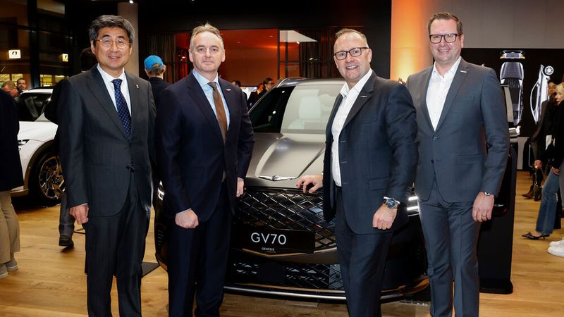 Studio-Manager Carsten Pittelkow freute sich über den Besuch von Genesis-Deutschlandchef Delf Schmidt, Genesis-Europachef Lawrence Hamilton sowie des koreanischen Generalkonsuls Kyungseok Ko.  (Bild: Genesis)