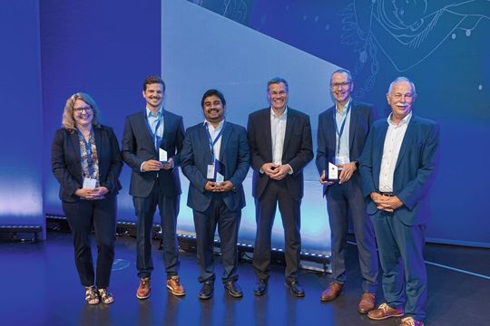 v.l.: Prof. Dr. Christine Silberhorn, Dr. Simon Baier, Dr. Arindam Ghosh, Prof. Dr. Immanuel Bloch, Dr. Karl Lamprecht und Prof. Dr. Jürgen Mlynek.(Bild:  ZEISS)