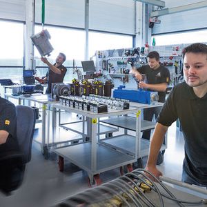 Ob Montage eines neuen Standard-Antriebes innerhalb weniger Stunden oder kurzfristige fachgerechte Instandsetzung einer defekten Einheit – wenn es einmal „brennt“, ist schneller Support durch den Customer Service garantiert.
