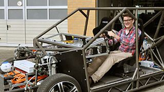 Torben Stolte, wissenschaftlicher Mitarbeiter am Institut für Regelungstechnik, am Steuer des Mobile-Forschungsfahrzeugs. (Bild: TU Braunschweig)