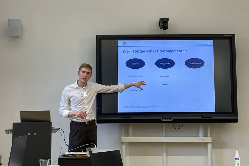 Projektleiter Prof. Dr. Manuel Trenz sieht im Projekt HowToDigital die Möglichkeit der direkten Verknüpfung von Wissenschaft und Versorgung – und das Potenzial für eine Breitenwirkung.(Bild:  © Prof. Dr. Manuel Trenz)