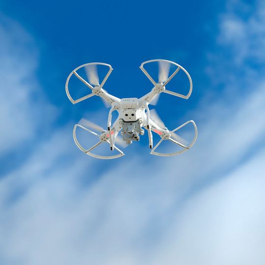 Der TÜV Süd bietet eine Nachweisprüfung zum Kenntnisnachweis für den Umgang von Flugdrohnen mit einem Gewicht von über 2 Kilogramm an. Der TÜV Süd bietet eine Nachweisprüfung zum Kenntnisnachweis für den Umgang von Flugdrohnen mit einem Gewicht von über 2 Kilogramm an.