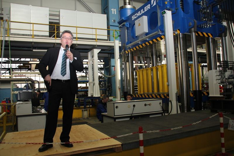Der Produktmanager Raimund Zirn präsentierte live die neue hydraulische Kurzhubpresse mit 36.000 kN Presskraft und Aufspannflächen von 3,6 m × 2,4 m. (Bild: Sonnenberg)