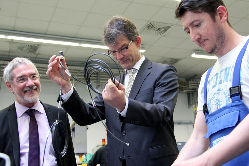 Staatssekretär Dr. Günther Horzetzky (links) nutzt die Gelegenheit, mit Escha Mitarbeitern ins Gespräch zu kommen. (Bild: Escha)