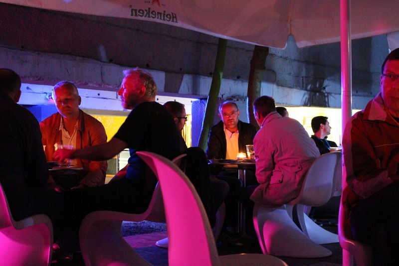 Lounge-Atmosphäre unter der UFO-Brücke in Bratislava. (Bild: Holger Esseling)