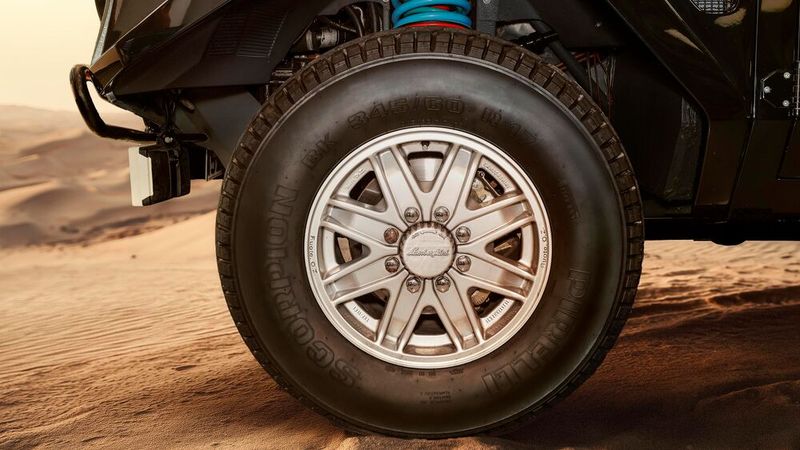 Eine damals unglaubliche Größe: der 345/60 VR17-Scorpion-Reifen von Pirelli, den Lamborghini eigens für den LM002 entwickelt hatte. Er verfügt über eine robuste Karkasse mit einem Stahlgürtel und einen Nylon-Gürtelwinkel von Null Grad. Diese kann Stöße absorbieren, was den Reifen bei schnellen Manövern reaktionsfähiger macht.  (Bild: Lamborghini)