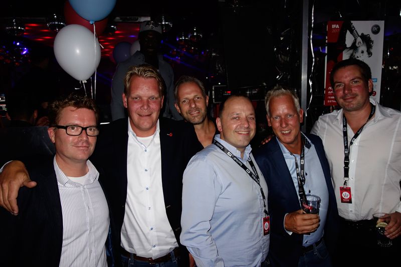 (v. l.) Oliver Baak, Michael Teuiten und Björn Siewert, S&K, Sven Buchheim, bluechip, Rene Verkerk, Littlebit, und Oliver Kau, S&K (Bild: IT-BUSINESS)