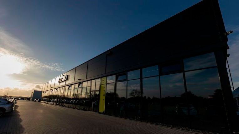 Das neue Mehrmarken-Autohaus, das in einem Gewerbegebiet liegt, hat eine überbaute Fläche von 3.900 Quadratmetern. (Bild: Autohaus Osseforth)