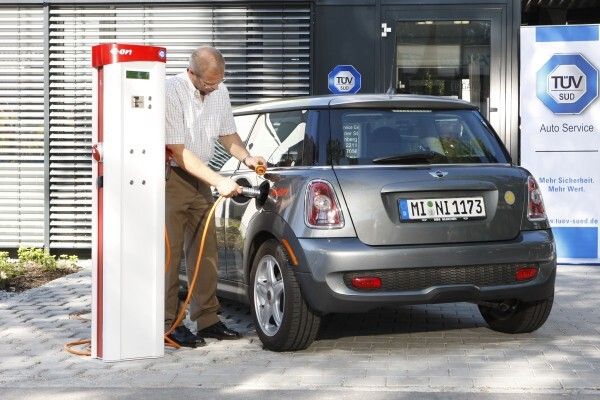 Wer elektrisch fährt, muss 10 Jahre lang keine Kfz-Steuer zahlen (Bild: TÜV SÜD)
