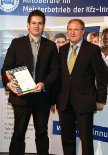 Hervorragender Abschluss als Automobilkaufmann bei der Kfz-Innung München-Oberbayern: Maximilian Badmann (li.) und Obermeister Hans Medele. (Foto: Kfz-Innung)