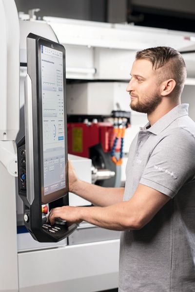 Das Core-Bedienpanel erinnert an ein gigantisches Smartphone, es wurde weitestgehend auf Tasten verzichtet. Auffällig ist nur der Feedrate-Override Drehschalter, mit dem sich die Vorschubgeschwindigkeit der Achsen regulieren lässt.  (United Grinding)