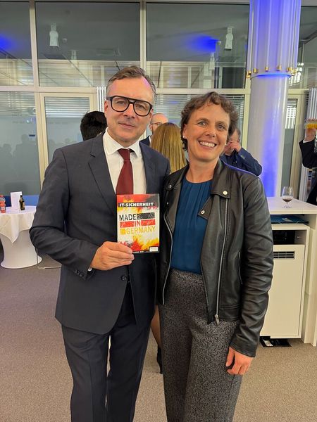 IT-Sicherheit Made in Germany: das Sonderheft ist da, mit einem Grußwort von Dr. Holger Mühlbauer, Geschäftsführer des TeleTrust. Das Heft entstand in Kooperation mit IT-BUSINESS. Mit im Bild Chefredakteurin Sylvia Lösel. Spannende Lektüre für alle, die bei Cybersecurity kein Risiko eingehen wollen! (Bild: Vogel IT-Medien)