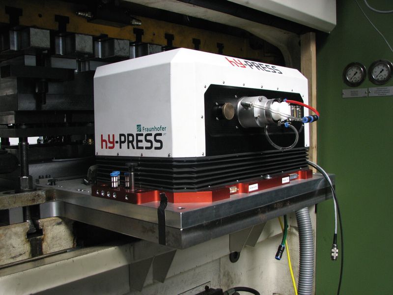 Das Hy-Press-System wird bereits in der Industrie als Modul an einer konventionellen Presse eingesetzt und ermöglicht die laserunterstützte Blechbearbeitung in der Serienproduktion. (Bild: Fraunhofer-IPT)