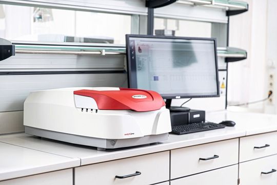 Specord Plus erhält ein erweitertes UV/Vis-Softwaremodul (Bild:  Analytik Jena)