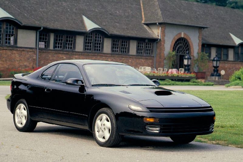 Im Oktober 1989 wurde die fünfte Generation präsentiert, die durch ihre konsequent aerodynamische Formgebung und die markanten Klappscheinwerfer auffiel. Dieser Celica verfügte zudem über keine konventionellen Federn und Stabilisatoren mehr, sondern über hydraulische Dämpfer, die durch Sensoren gesteuert waren. Sie detektierten die Fahrzustände wie Kurvenfahren, Beschleunigung und Bremsen und steuerten per Computer die Dämpfer. (Bild: Toyota)