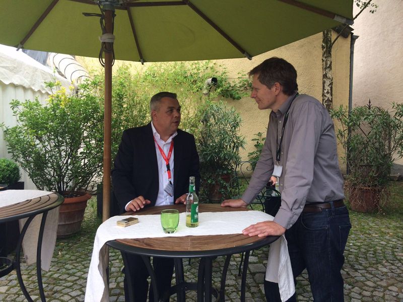 Sonnenschutz für (l.) Jan Christiansen, SanDisk WD, und Mathias Fürlinger, QNAP. (Bild: Boston)