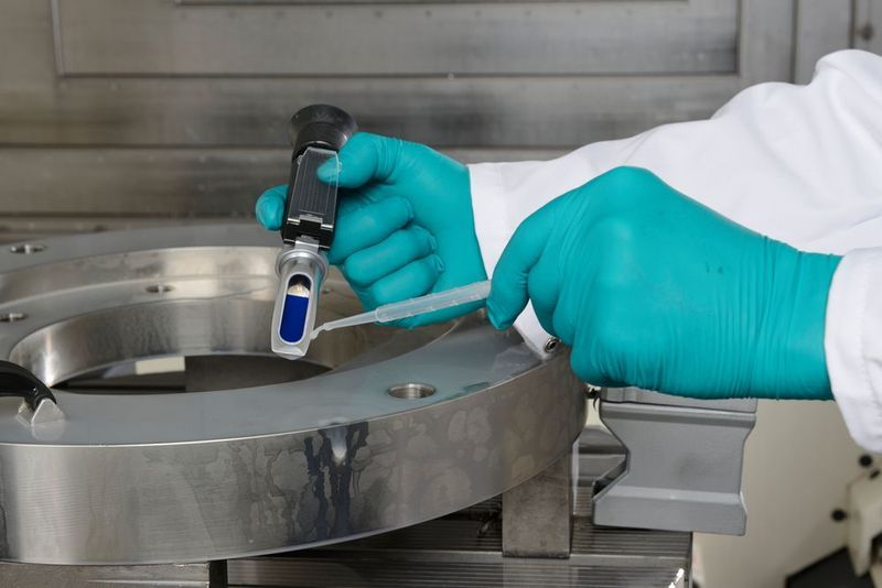 Probenentnahme eines Kühlschmiermittels aus einer CNC-Fräsmaschine. (Bild: Lanxess)